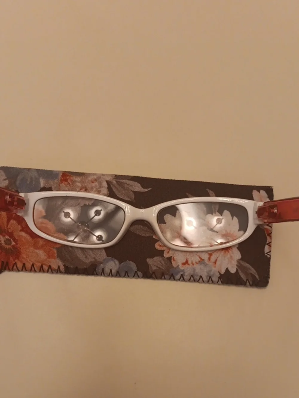 Chico's White Cat-Eye Reading Glasses with Red Temple Accents +2.00 with case